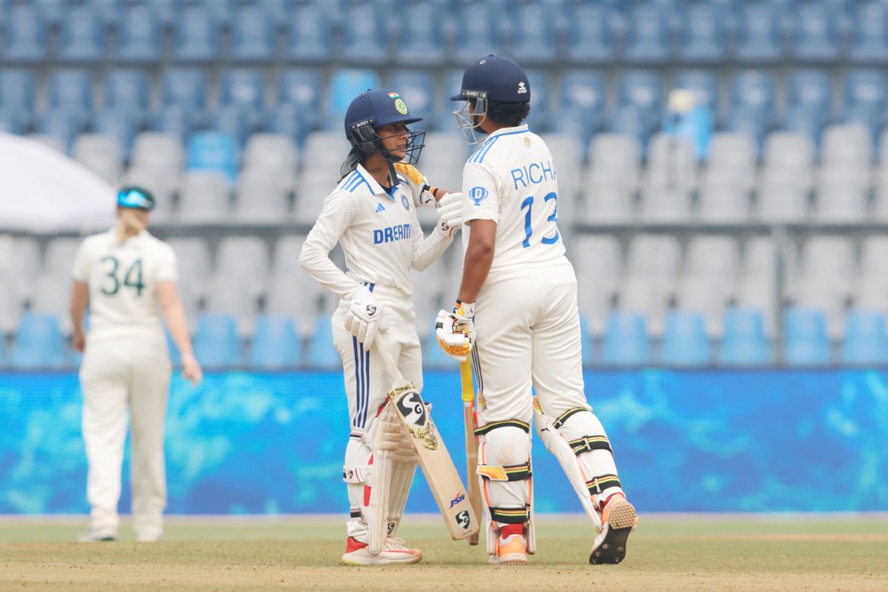 IND W vs AUS W, Day 2: भारत को 157 रन की बढ़त, 4 खिलाड़ियों के बल्ले से फिफ्टी, दीप्ति-पूजा क्रीज पर